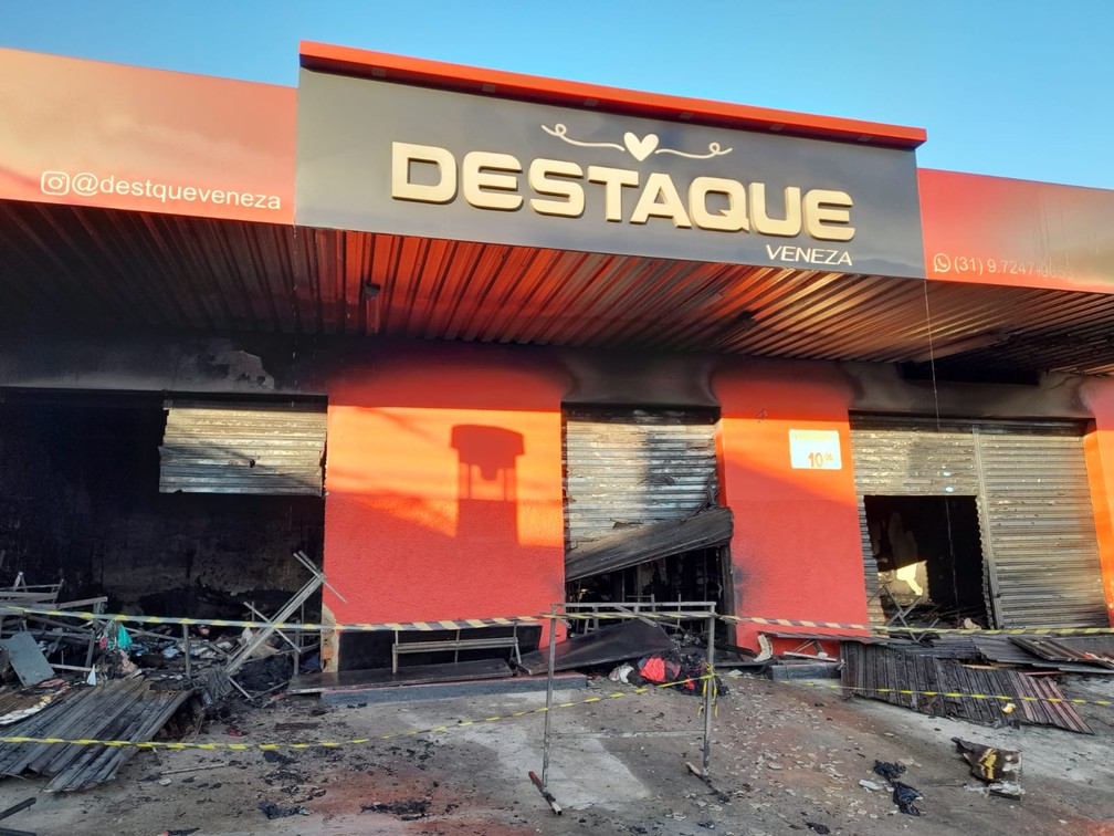 Incêndio destruiu a loja Destaque, em Ribeirão das Neves — Foto: Larissa Bernardes/TV Globo
