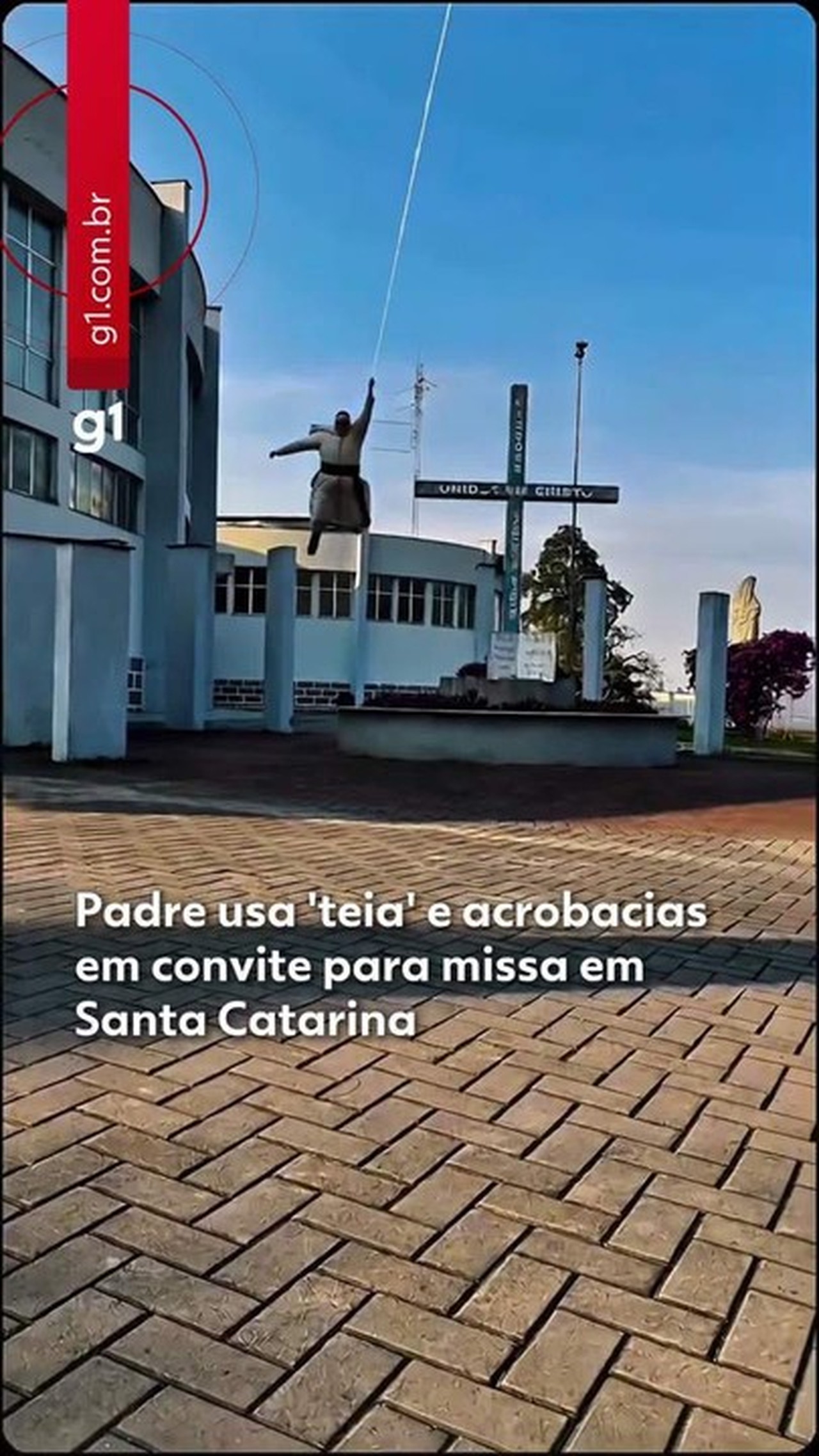'Padre-Aranha'? Religioso viraliza com 'teia' e acrobacias em convite para missa em SC