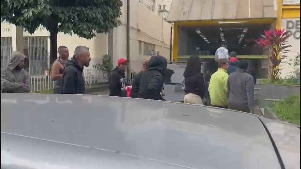 Os 11 suspeitos presos em flagrante por manterem internos em cárcere privado durante ação da Polícia Civil em Itaguaí — Foto: Reprodução: Policia Civil