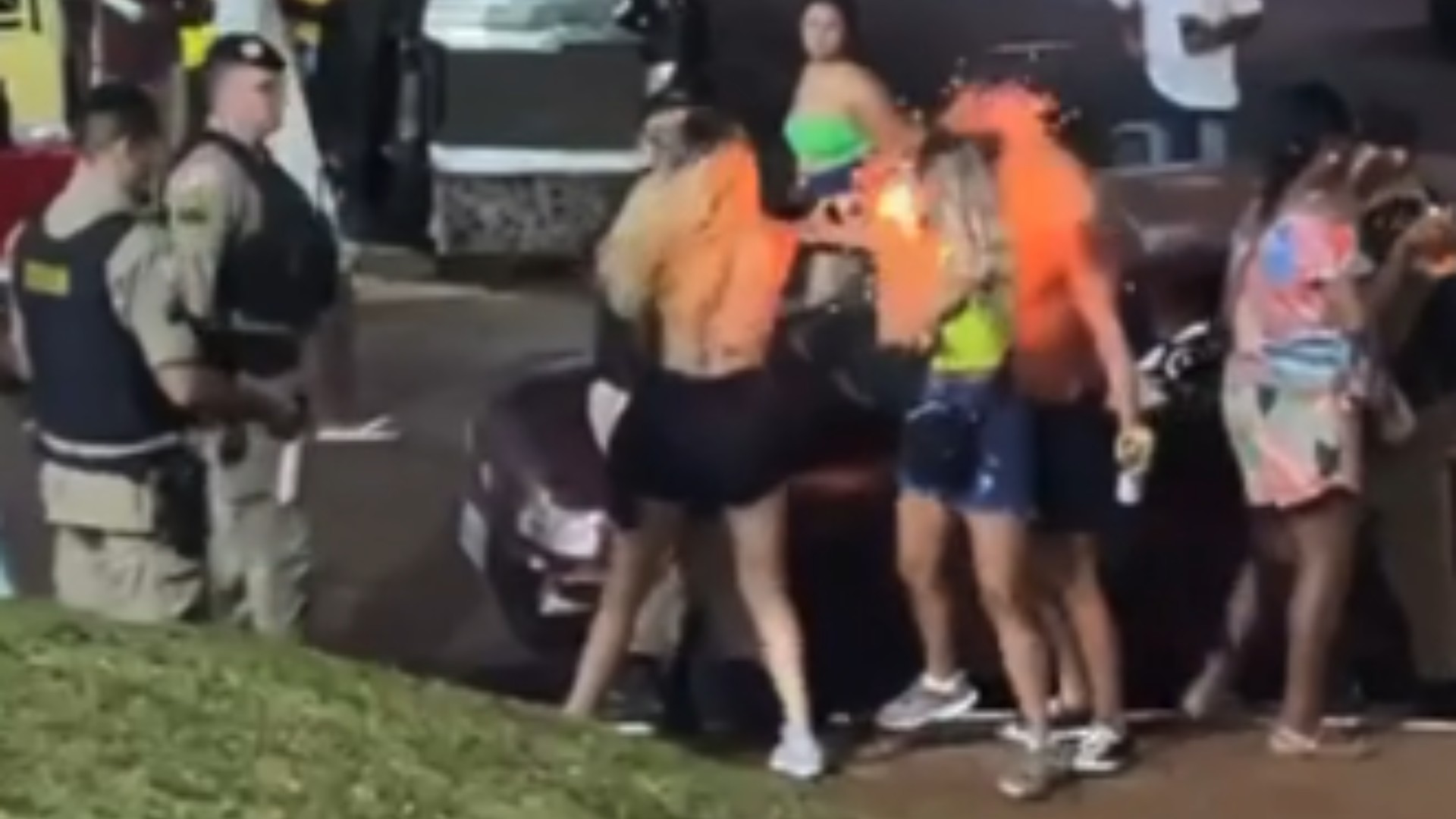 VÍDEO: Mulher é atingida no rosto por bala de borracha após Carnaval em MG