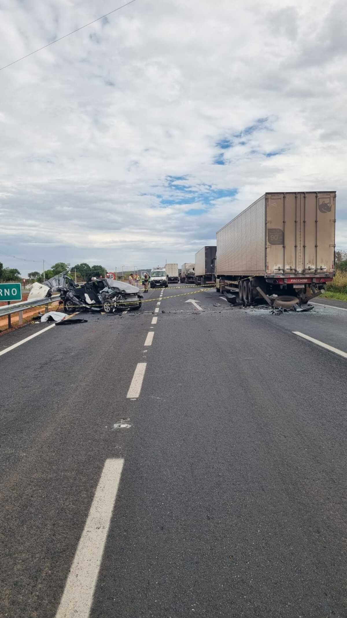 Mulher morre e três pessoas ficam feridas em batida entre carro e caminhão na BR-135, em Bocaiuva