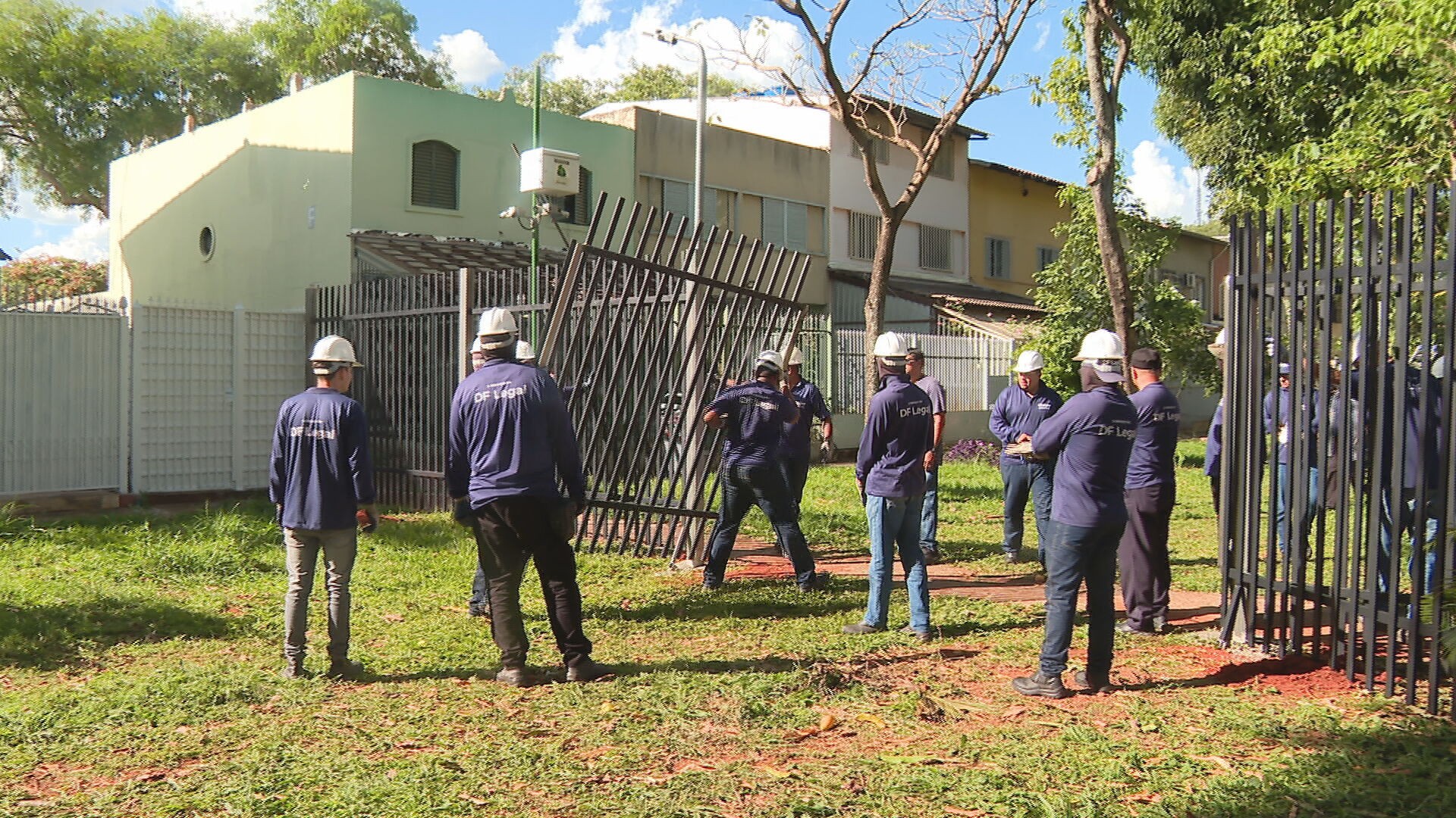 Sem autorização, moradores instalam grades em área verde da Asa Sul; DF Legal desmonta estrutura