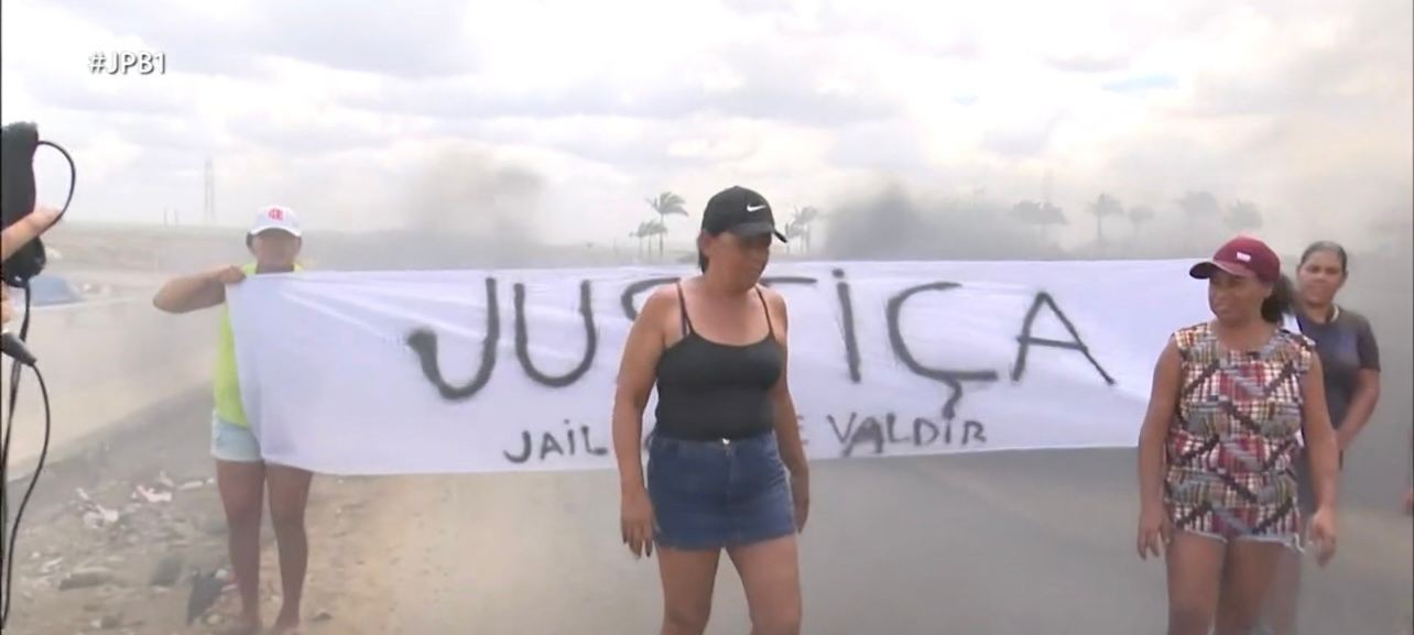 Protesto na BR-104 cobra justiça pelas mortes de pai e filho que iria se casar no dia em que morreu, em Campina Grande