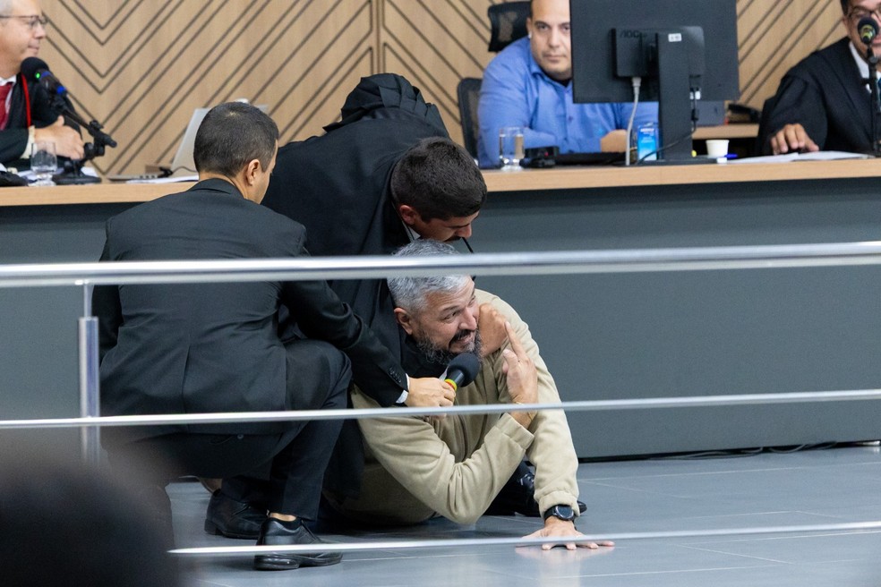 Mário Wilson encena momento em que teria sido supostamente imobilizado pela vítima. — Foto: Alair Ribeiro/TJMT