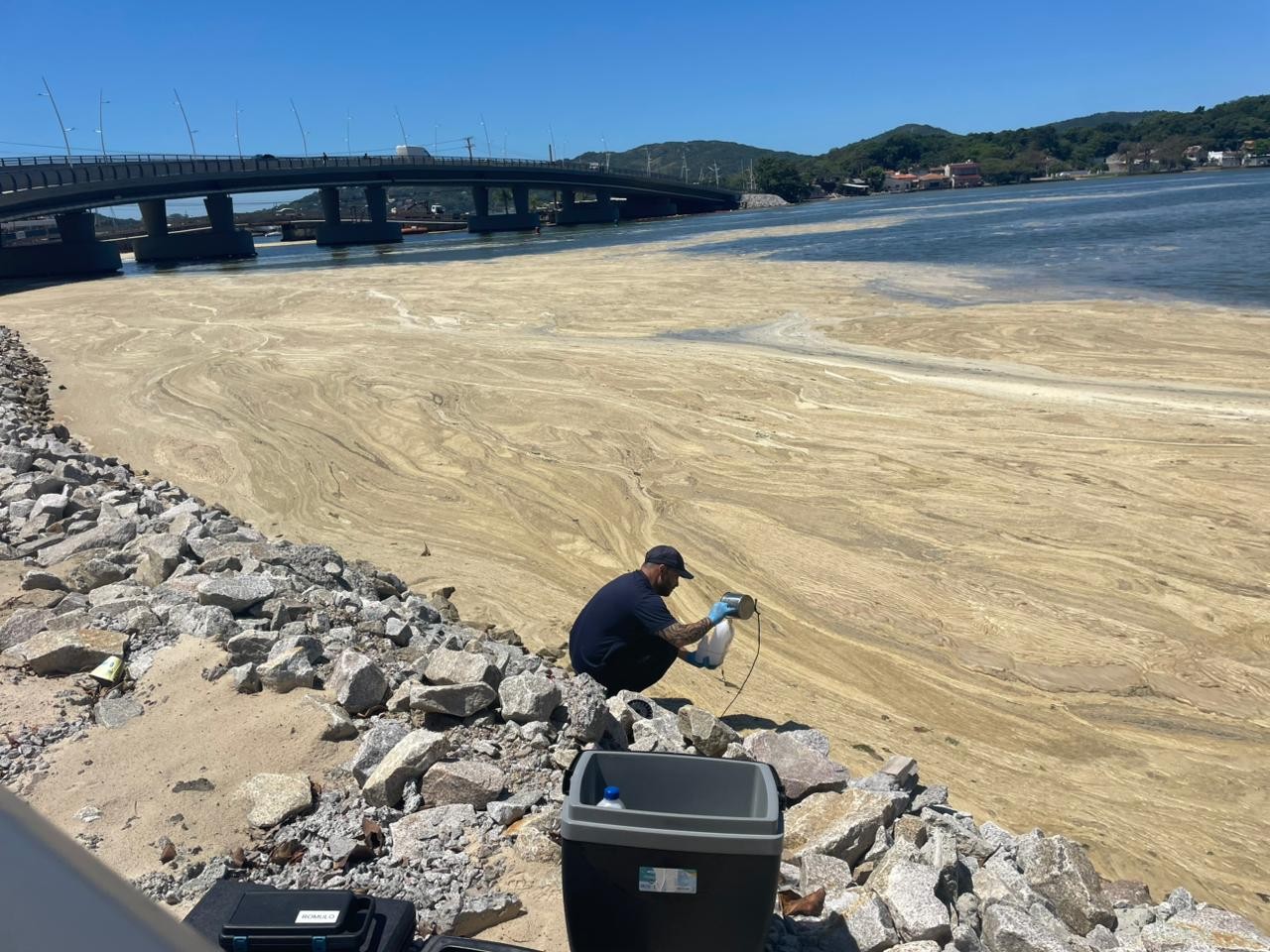 Espuma aparece na Lagoa da Conceição, cartão-postal de Florianópolis; VÍDEO
