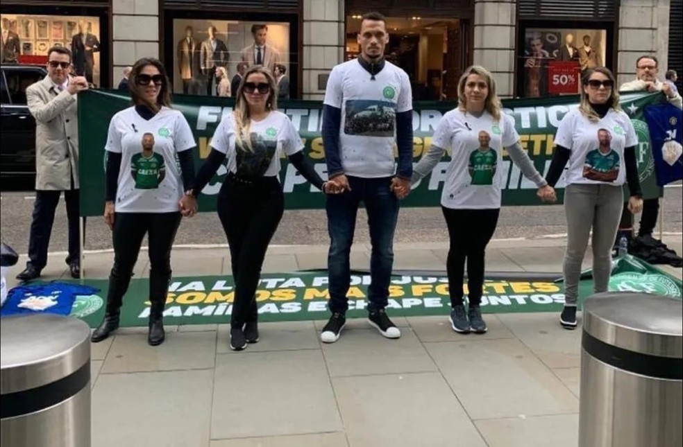 Neto participou de protesto em Londres junto com viúvas de atletas que morreram no acidente — Foto: Reprodução/Redes sociais