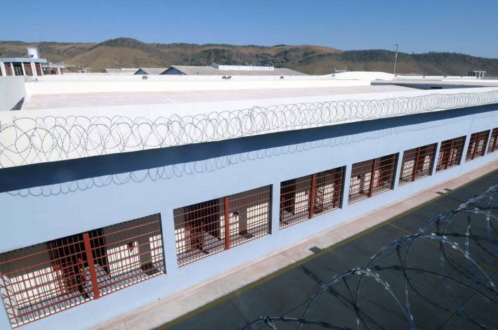 Policial penal é presa suspeita de levar celulares, carregadores e chips para detentos em penitenciária de MG