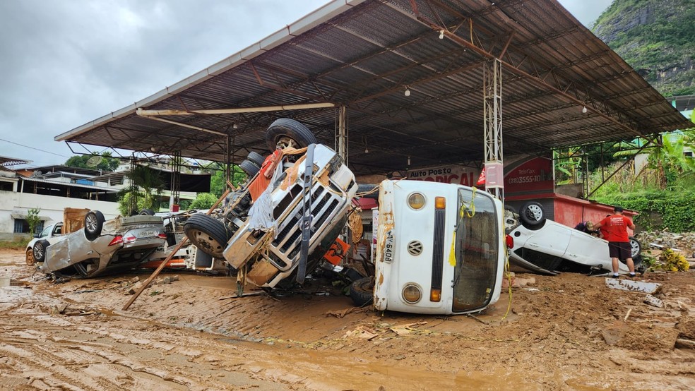 Carros ficaram revirados em Mimoso do Sul após fortes chuvas no Espírito Santo — Foto: Fernando Madeira/A Gazeta