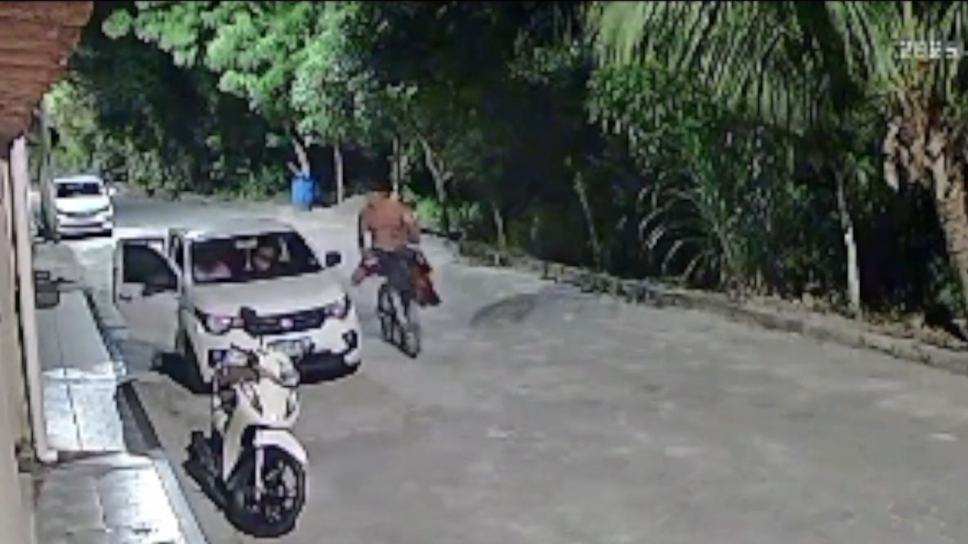 VÍDEO: ciclista é atropelado e arrastado por carro após desentendimento com motorista no ES