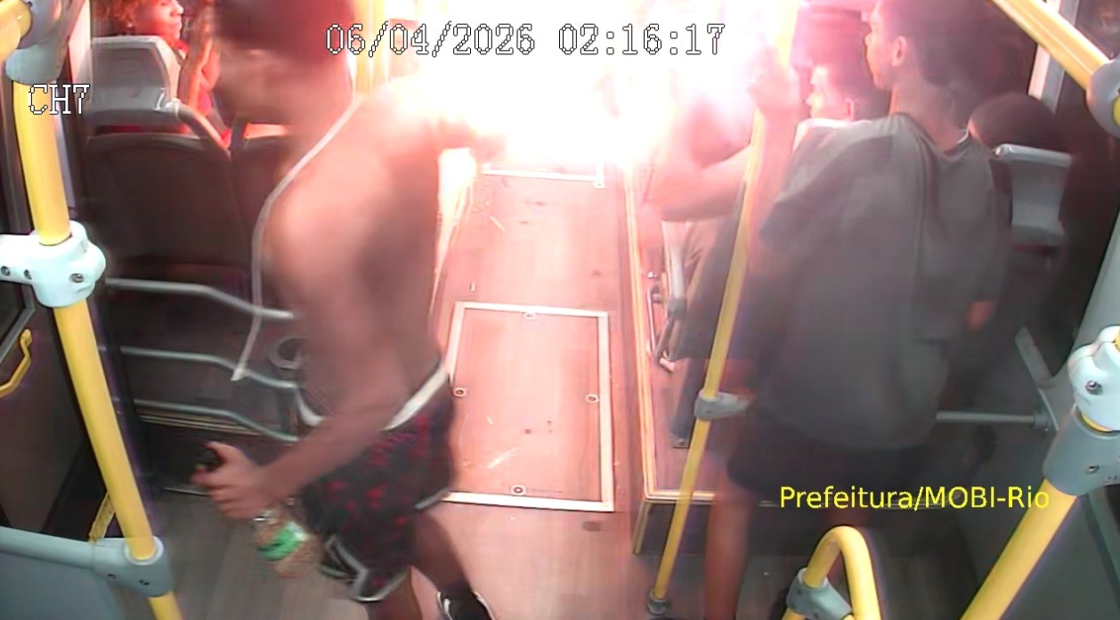 Dois homens são presos por soltar rojão em ônibus do BRT na Zona Sudoeste do Rio
