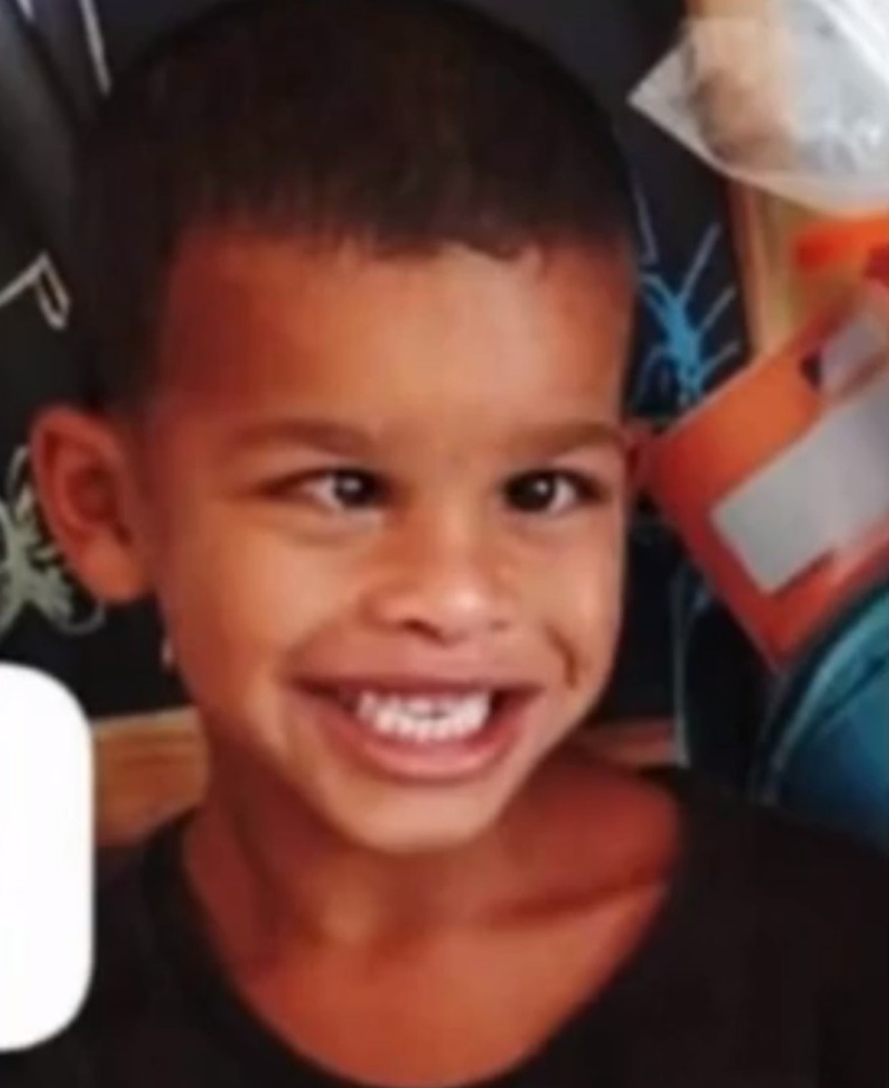 Pedro Sousa Santos foi visto pela última sexta-feira (15), brincando na porta da casa onde morava, na comunidade Gameleira do Dida — Foto: Reprodução/TV São Francisco