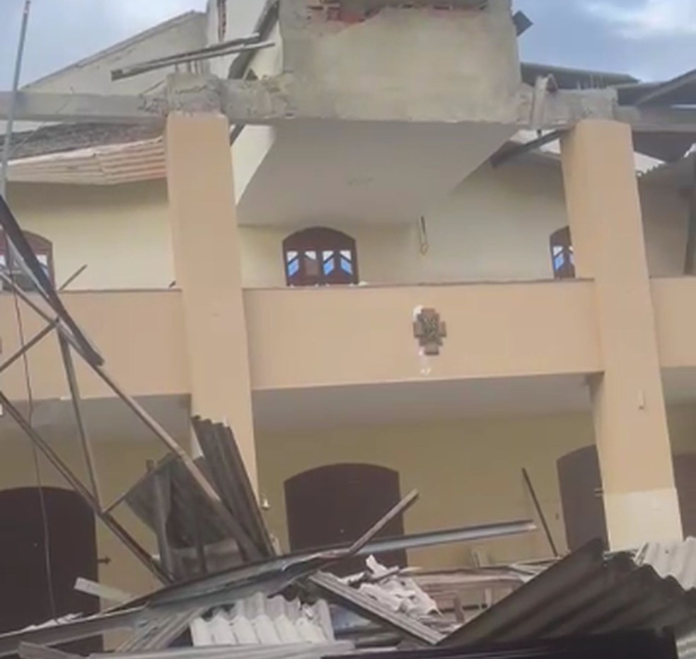 Teto de igreja desaba em Nossa Senhora do Socorro. — Foto: Gama
