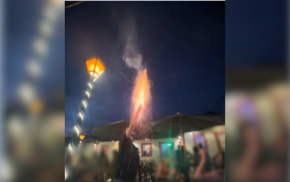 Fogo de artifício explode na mão de jovem e deixa cinco feridos, em Pirenópolis, Goiás — Foto: Reprodução/TV Anhanguera