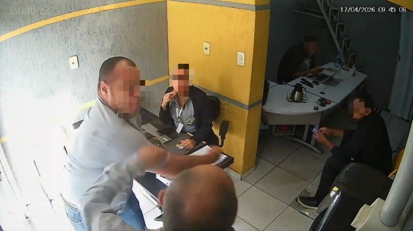 VÍDEO: Gerente agride funcionário com socos e chutes dentro de funerária em MG