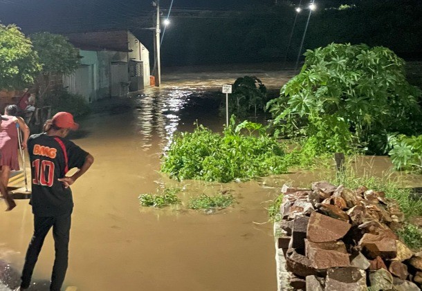 Barragem transborda em Caridade do Piauí e deixa famílias desabrigadas