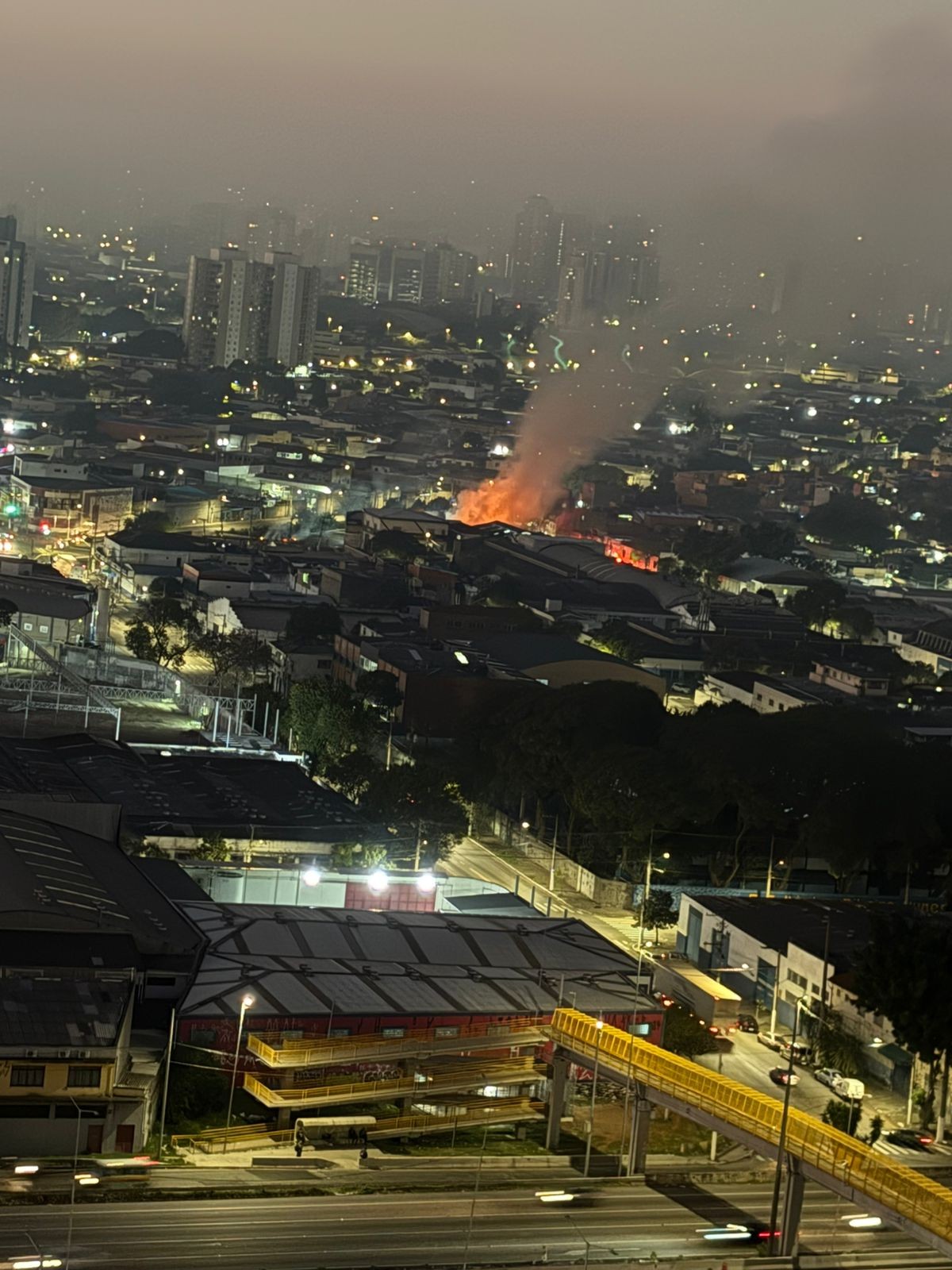 Incêndio atinge galpão no Parque Novo Mundo, Zona Norte de SP 