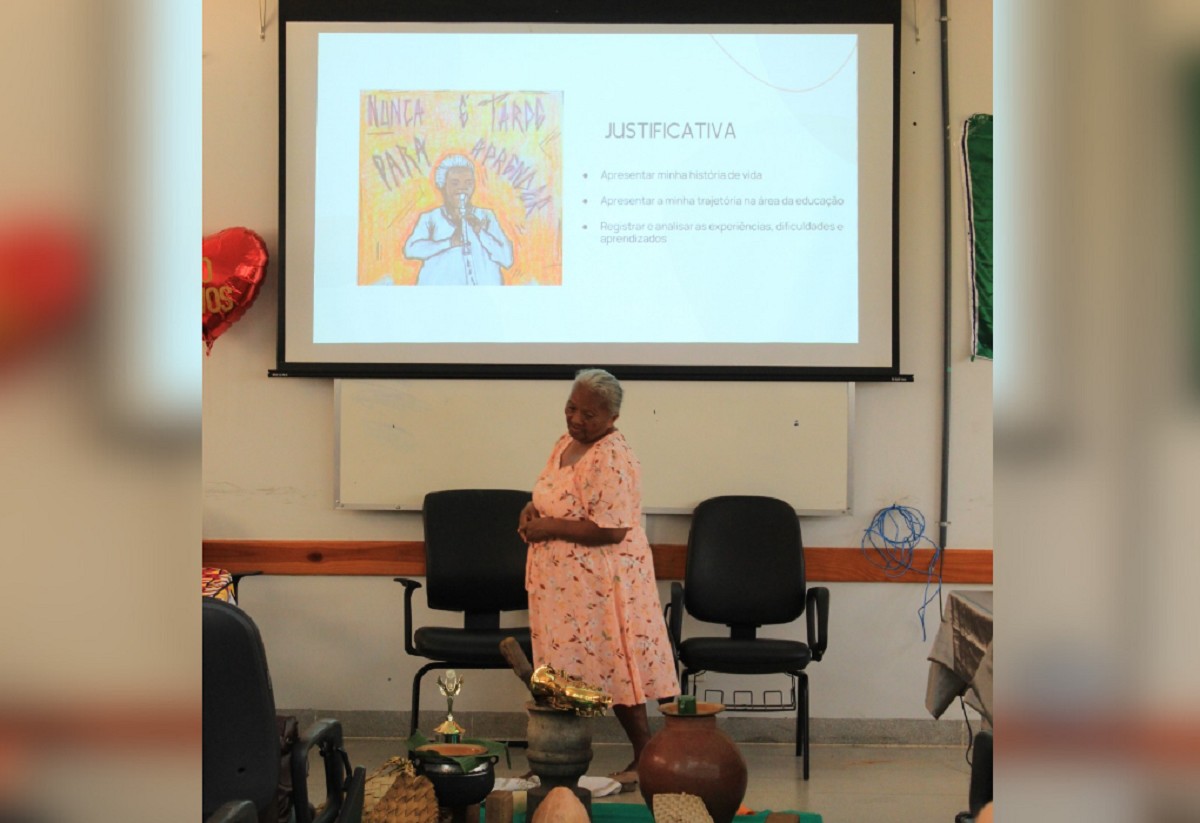 'Nunca é tarde para aprender': idosa de 70 anos apresenta TCC contando história de vida sem acesso à educação