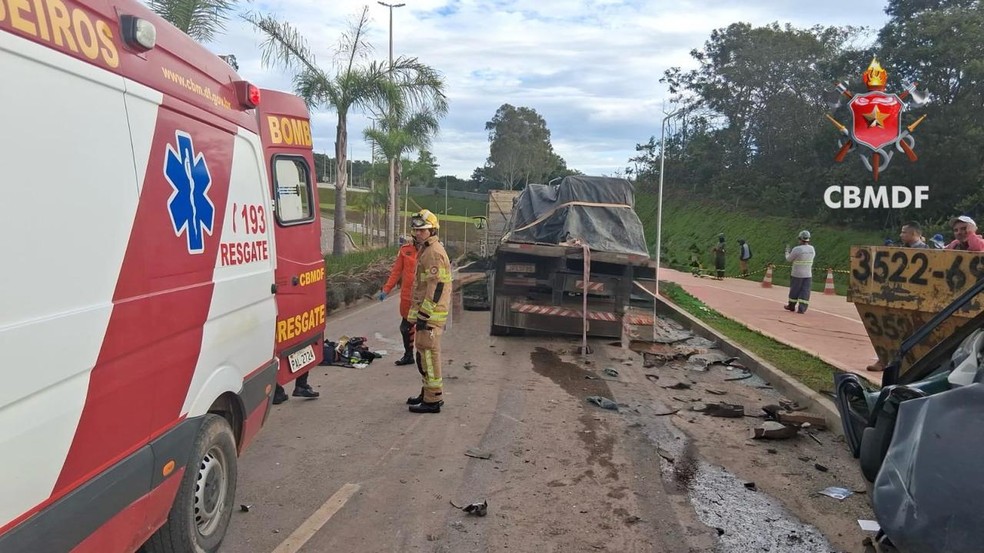Caminhão atinge veículo, danifica outros onze e deixa uma pessoa ferida, no DF — Foto: CBMDF/Divulgação