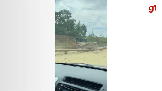 Acidente com caminhão carregado de areia interdita a Rodovia Raposo Tavares em Itapetininga; vídeo  - Programa: G1 TV TEM 