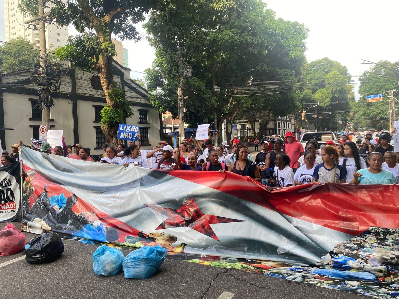 Moradores de Acará protestam contra audiência virtual que discute destino do lixo da Grande Belém 