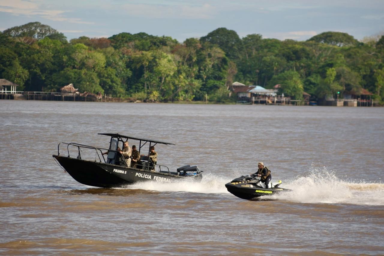 Embarcação semissubmersível usada para tráfico internacional chega a Belém após apreensão no Marajó