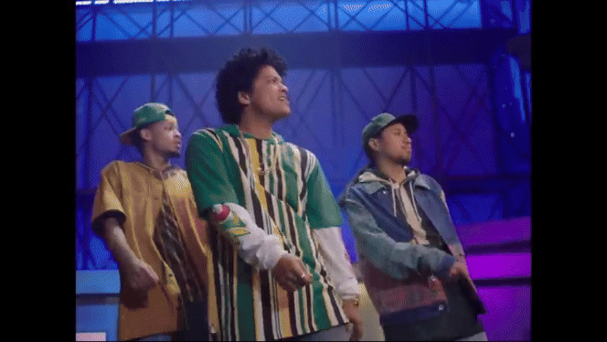 Debaixo de chuva, fãs acampam em fila para show de Bruno Mars em Brasília