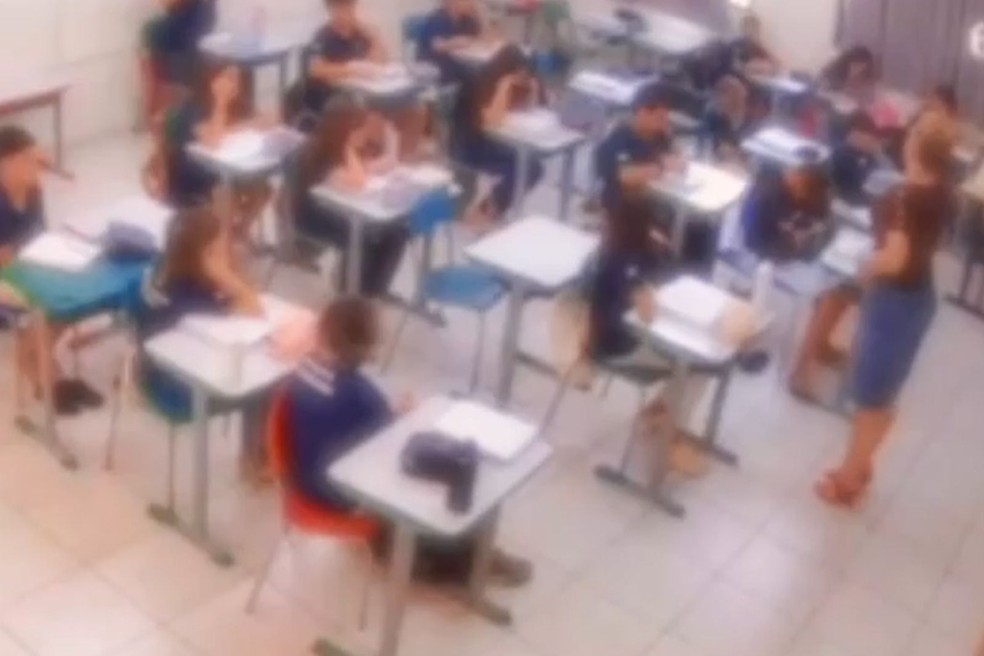 Professora foi afastada em Potirenadaba (SP) — Foto: Reprodução / Câmera de Segurança