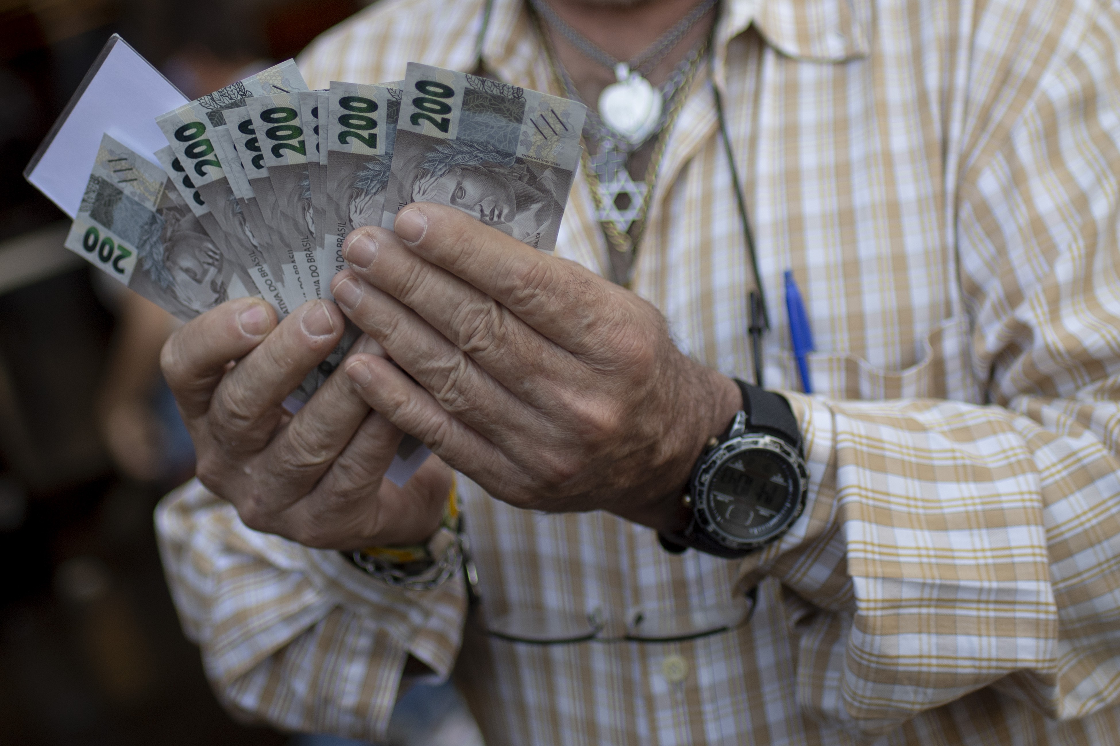 Governo eleva estimativa e calcula salário mínimo de R$ 1.741 em 2027