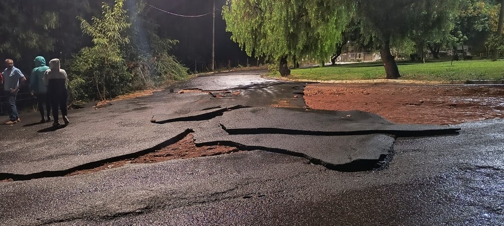 Chuva arranca asfalto de ruas de Alfenas — Foto: Defesa Civil/Divulgação