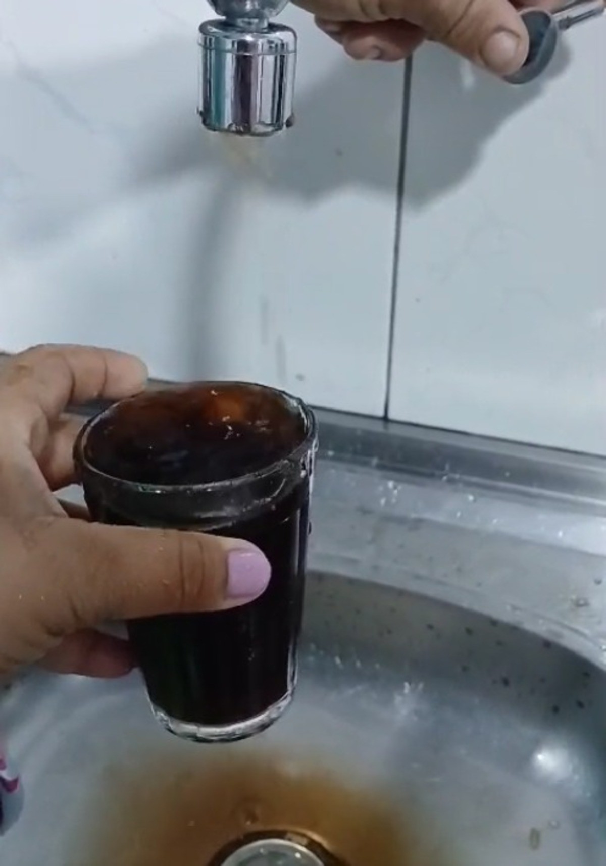 Água 'preta' saindo das torneiras preocupa moradores de Torreões, em Juiz de Fora