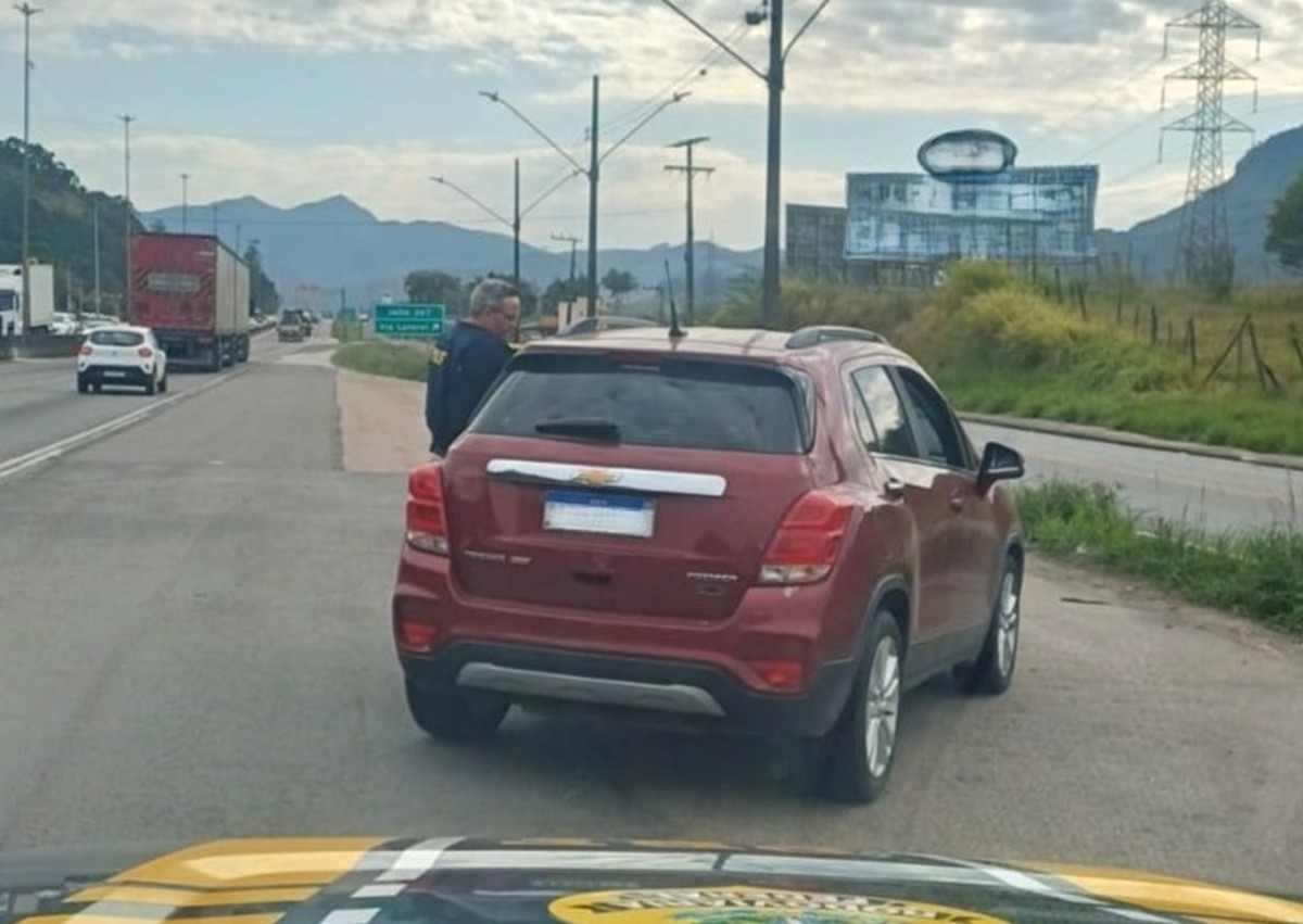 Motorista é flagrado a 180 km/h em SC e PRF encontra R$ 2 mil em débitos vencidos no carro; VÍDEO