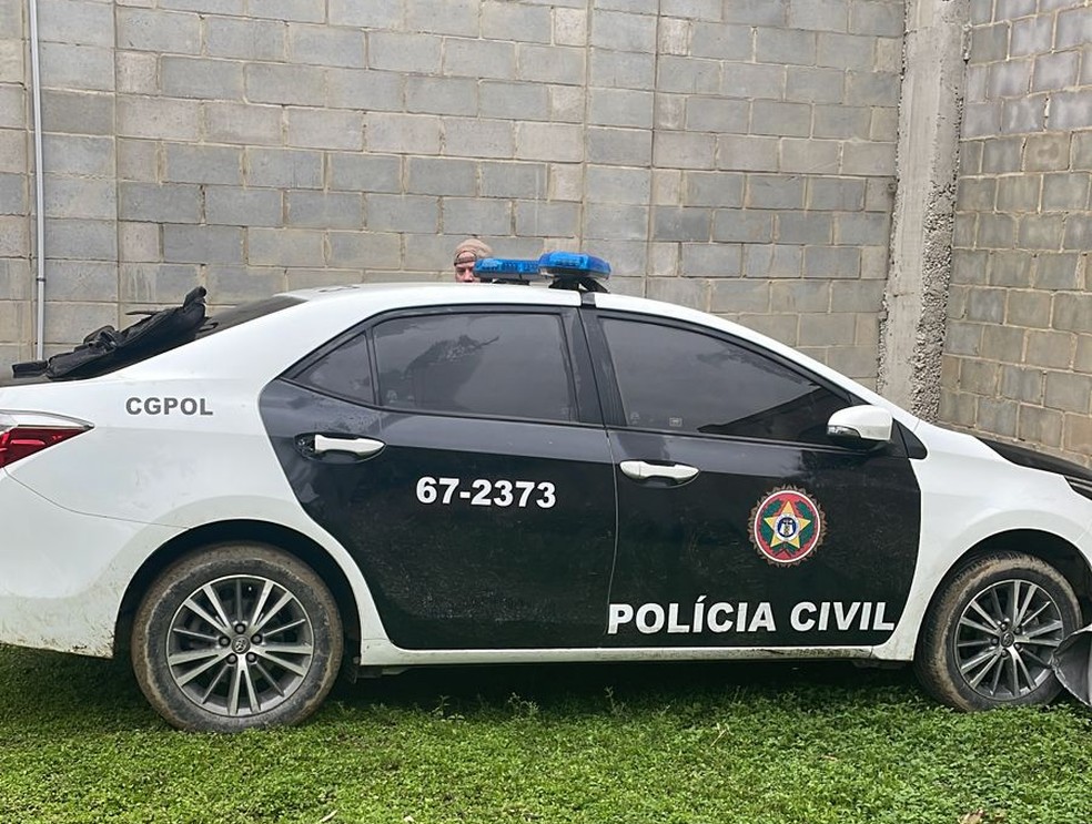 Agentes apreendem carro clonado da polícia em sítio do miliciano Tandera em  Seropédica, Rio de Janeiro