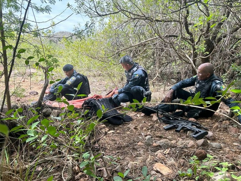 Policiais militares durante buscas em Canindé — Foto: PM/SE