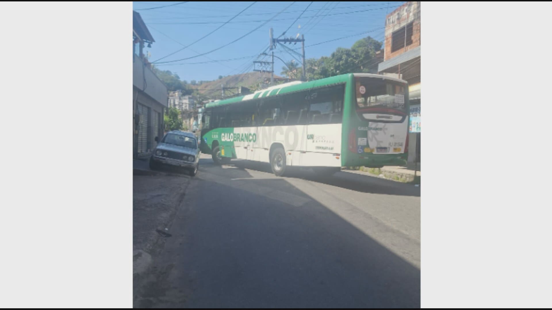 Bandidos usam ônibus como barricadas em São Gonçalo durante operação policial