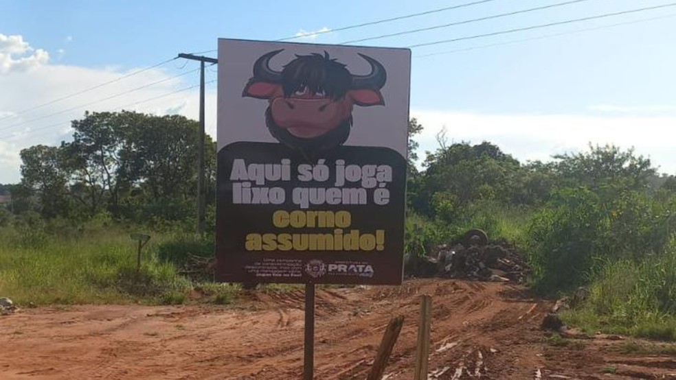 Placa colocada pela Prefeitura para evitar o descarte irregular do lixo &mdash; Foto: Divulga&ccedil;&atilde;o