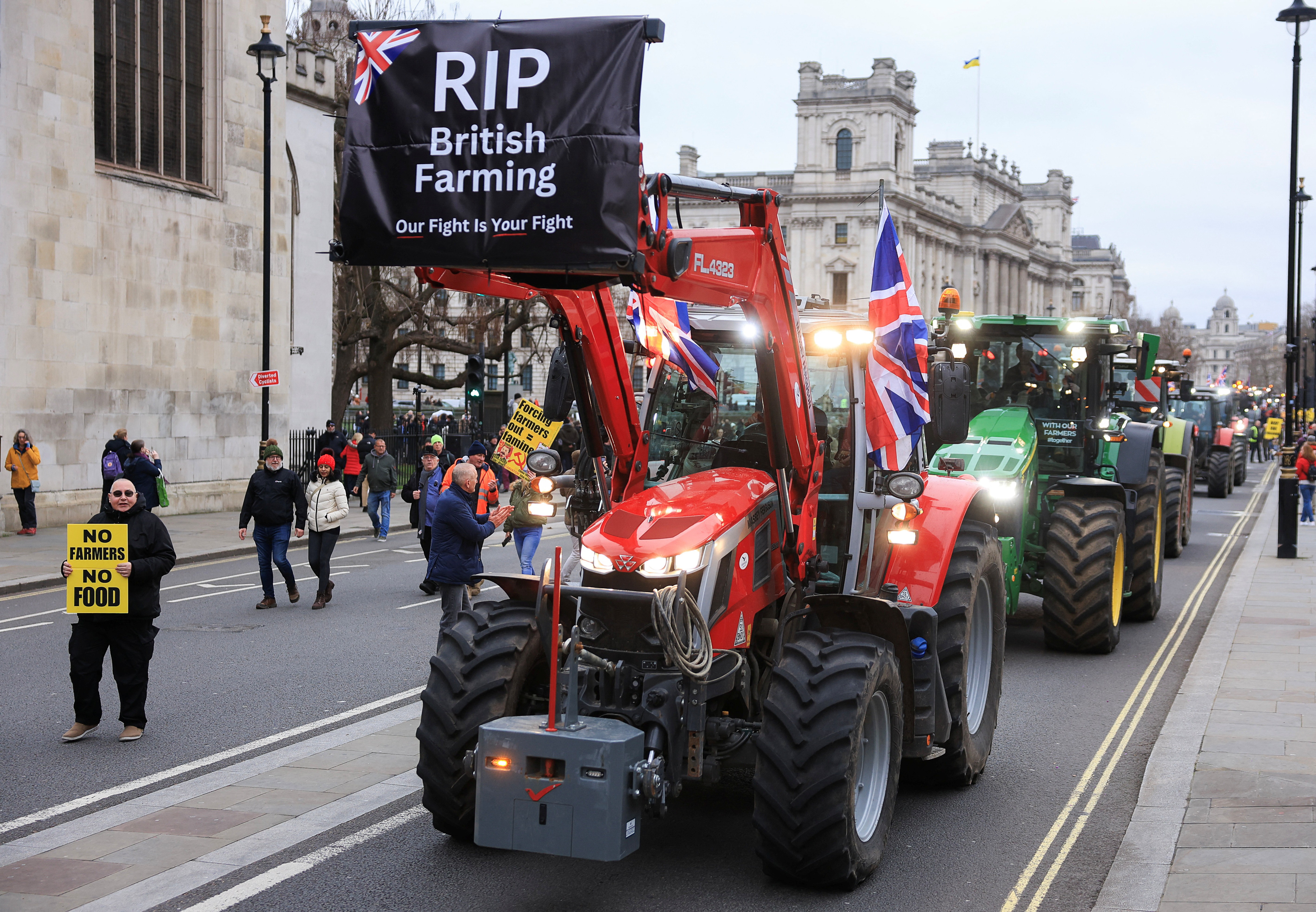 Tratores invadem ruas de Londres em protesto contra imposto