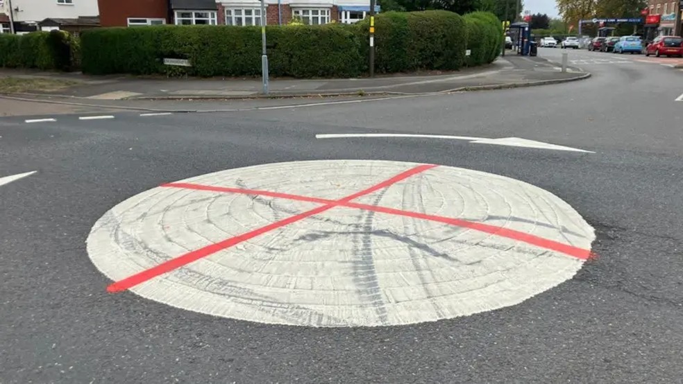 Cruzes vermelhas foram pintadas em rotatórias em Birmingham, o que fez moradores acreditarem em um ato de xenofobia. — Foto: BBC