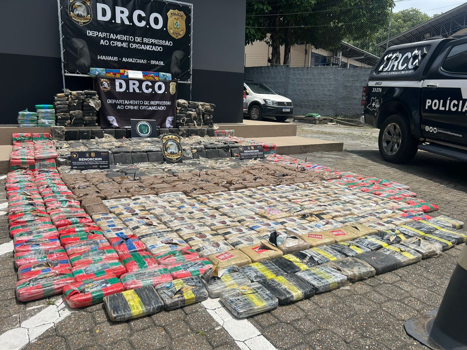Mais de 600 kg de drogas são encontrados em casa usada como ponto de distribuição em Manaus