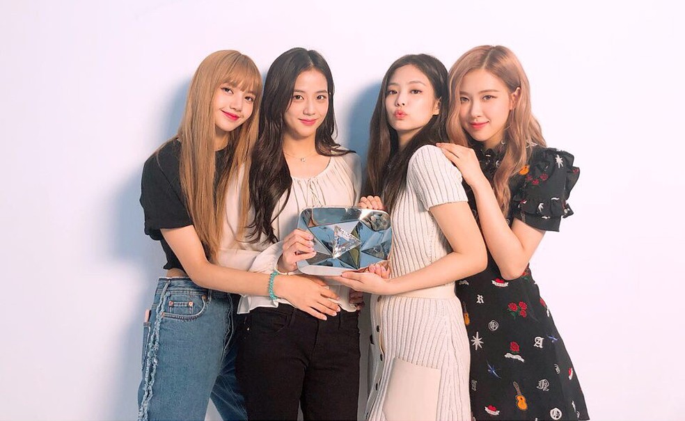 Anúncio com integrantes do grupo de k-pop Blackpink usando