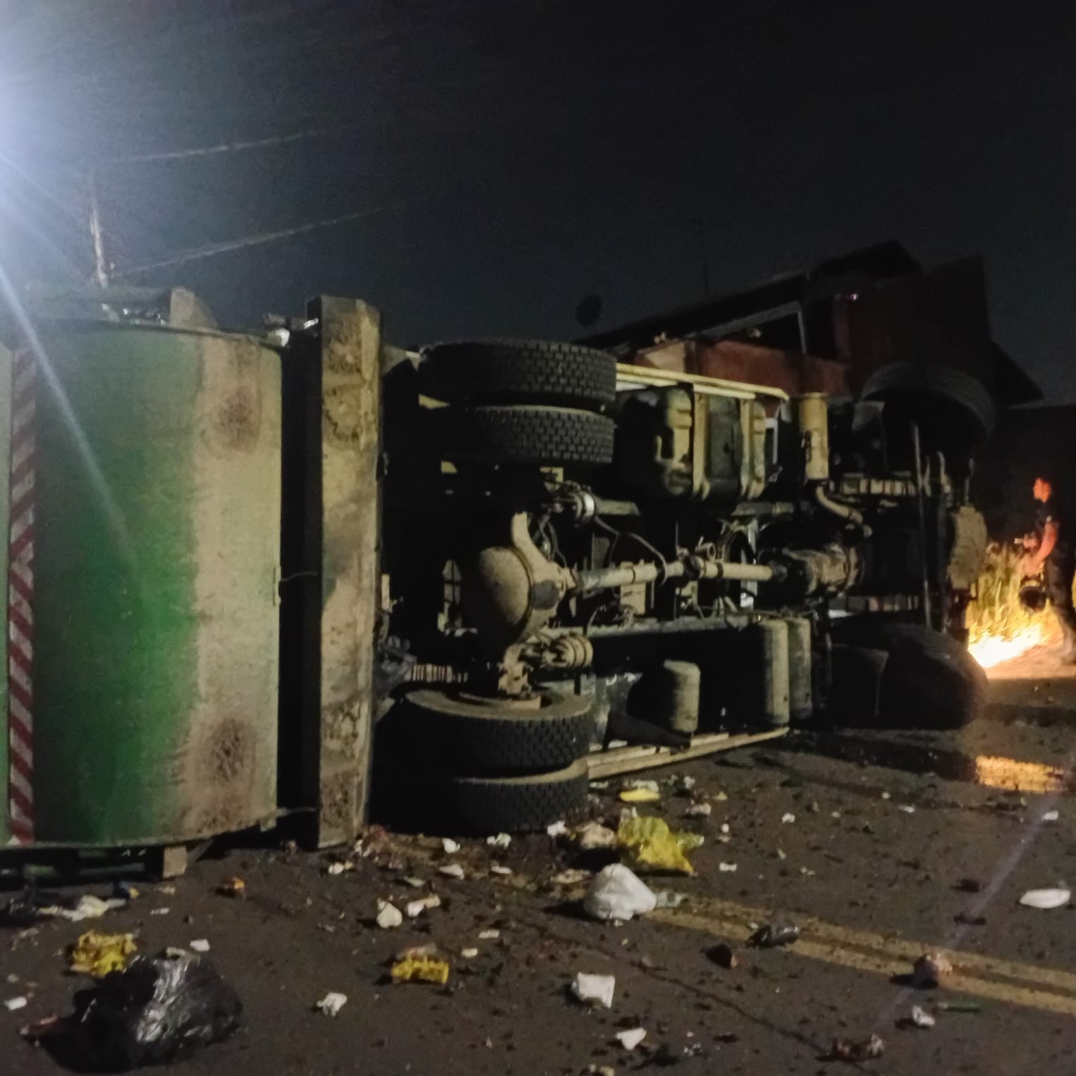 VÍDEO: caminhão de lixo perde controle e capota em Campinas