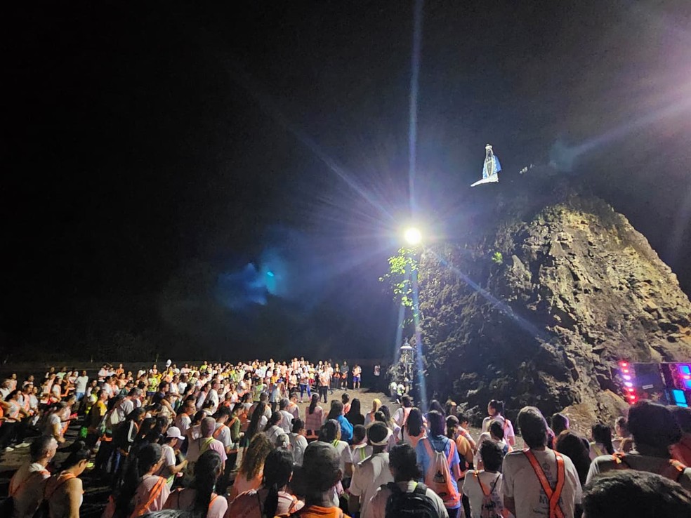 Caminhada de adoração à Nossa Senhora Aparecida durou cerca de cinco horas em MT — Foto: Rogério Júnior/TVCA