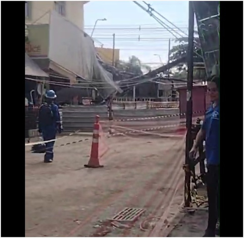 Impacto causou a queda de outros postes no bairro de Jardim Paraíso, Nova Iguaçu — Foto: Reprodução