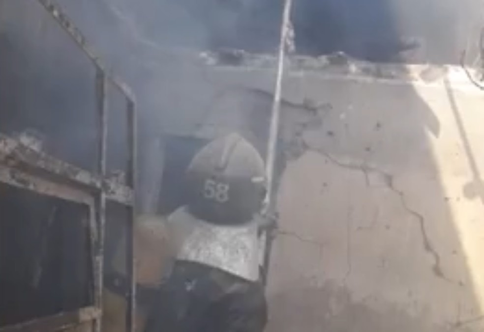 Criança toca fogo em sofá na Bahia — Foto: 9º BBM