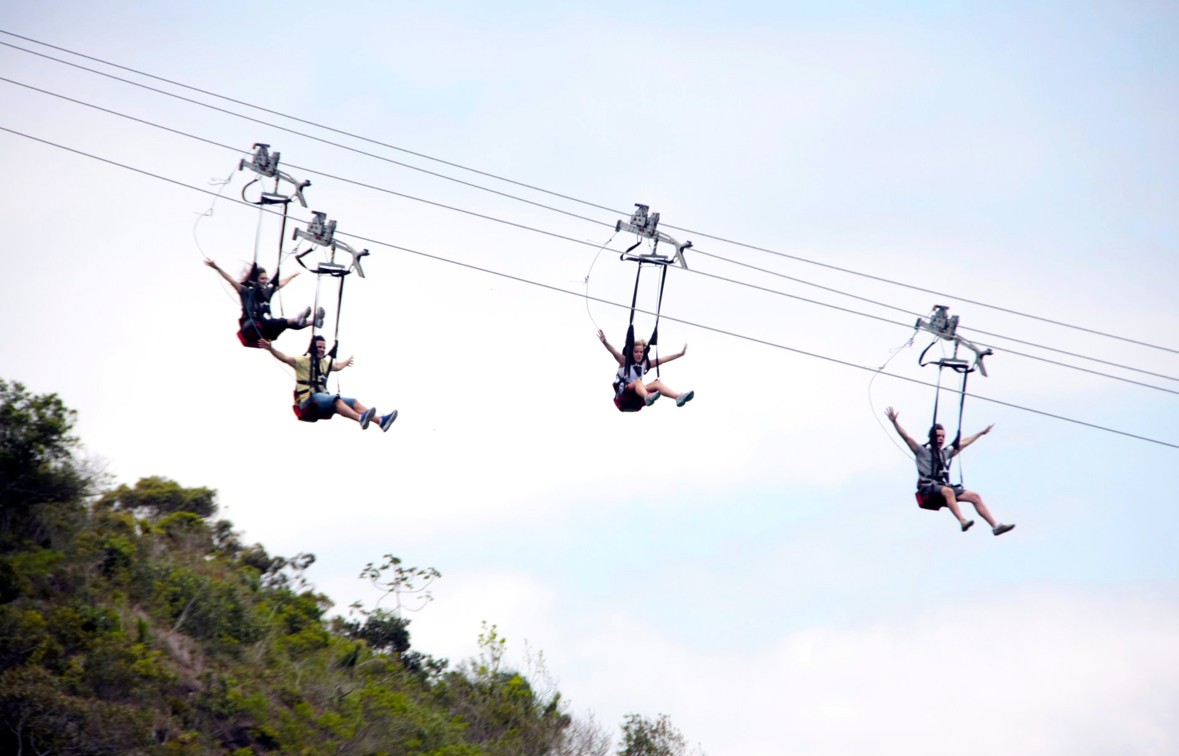 Tirolesa ZipRider atinge até 60km/h à 240m de altura! — Foto: Divulgação/Parque Unipraias