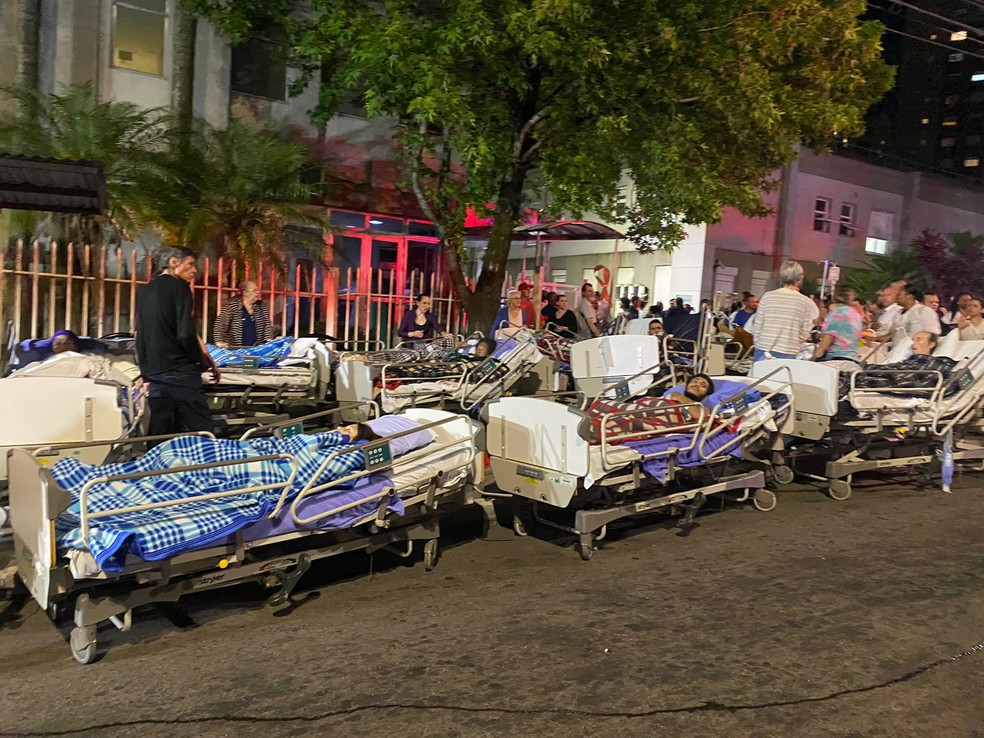 Pacientes são colocados em via pública ainda em macas após incêndio atingir hospital em Porto Alegre — Foto: Maria Eduarda Ely/RBS TV
