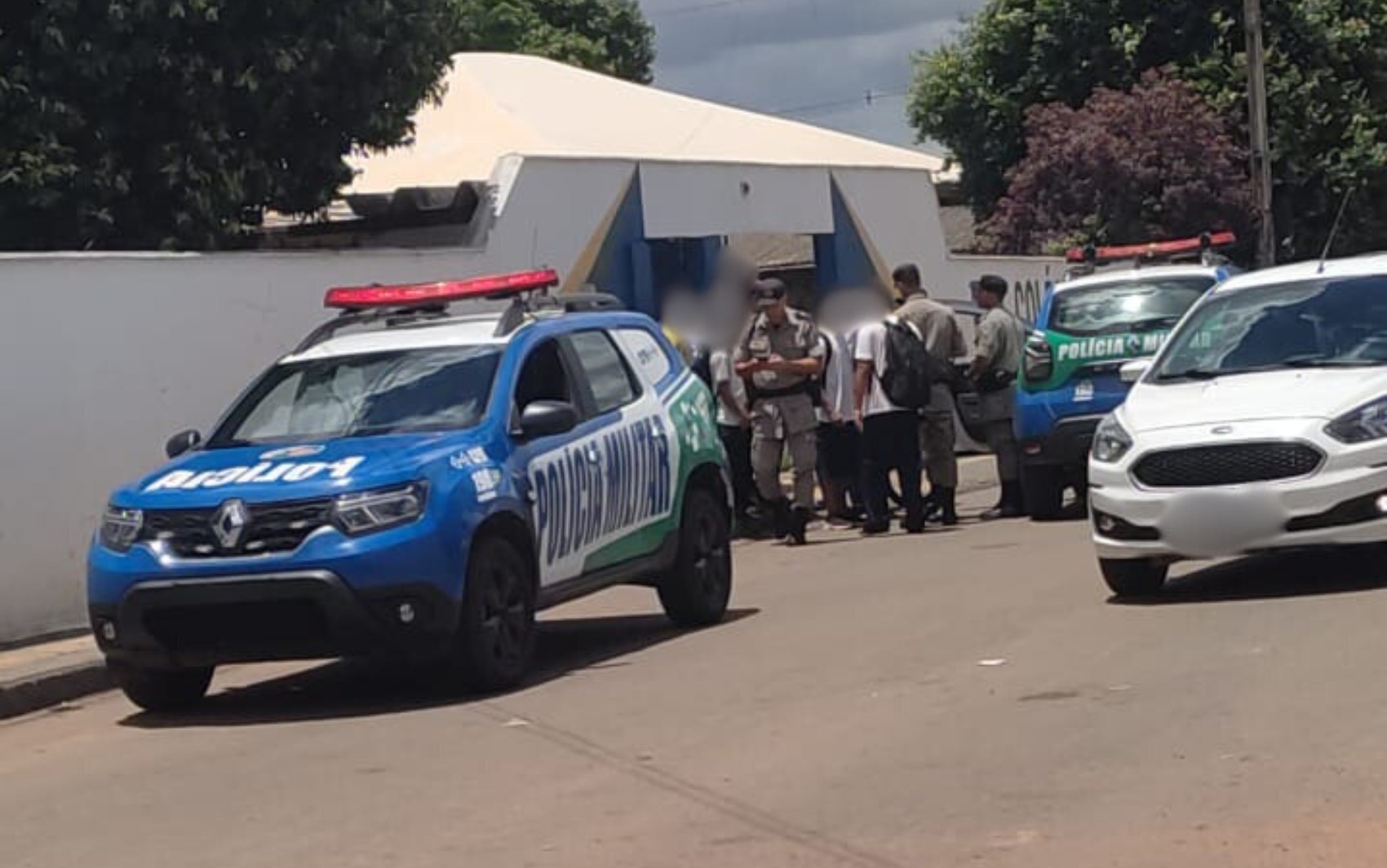 Aluno é esfaqueado por namorado de colega em frente a escola de Aparecida de Goiânia, diz polícia