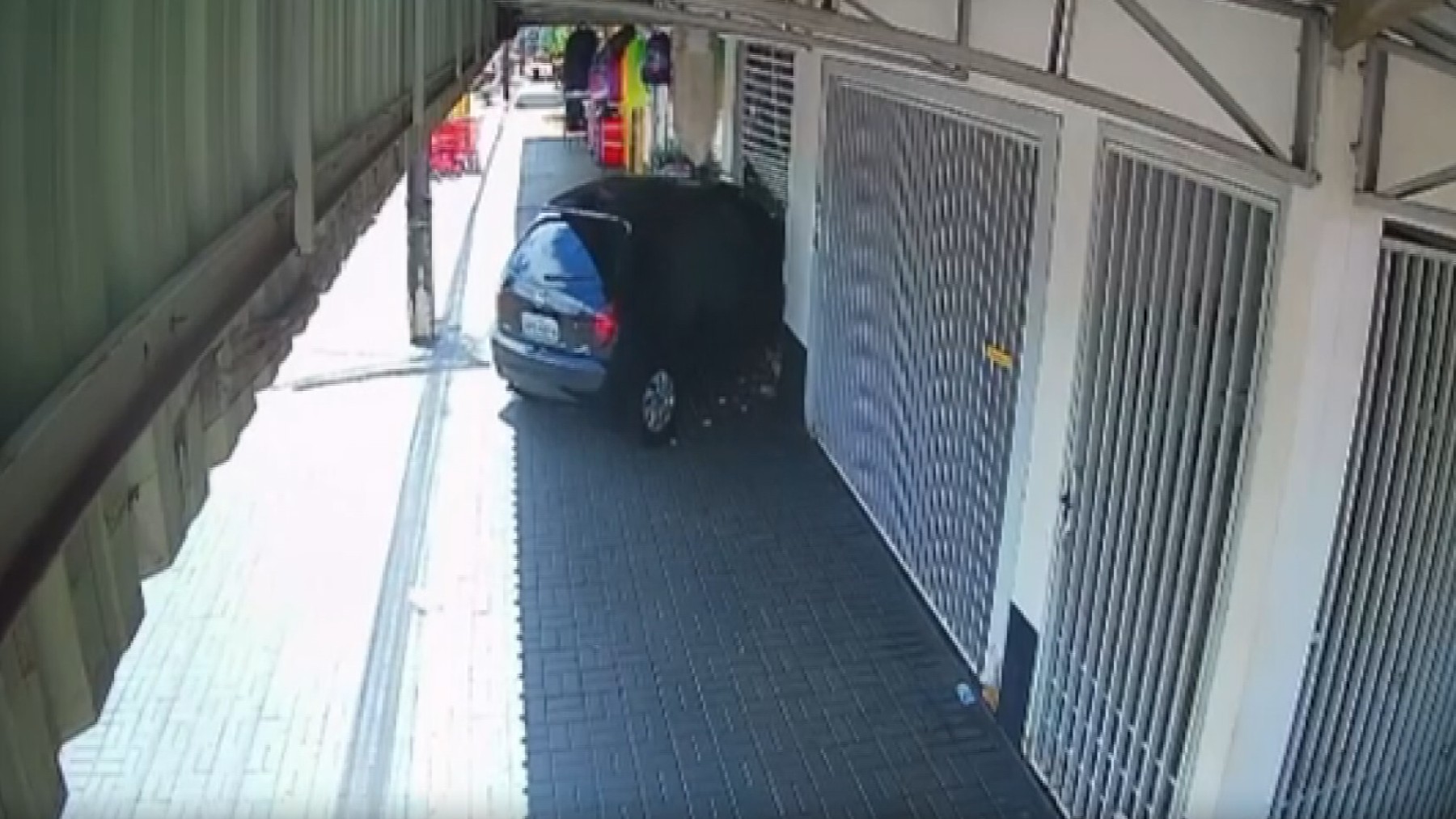 VÍDEO: Carro perde controle e invade loja após desvio para evitar batida em Cascavel