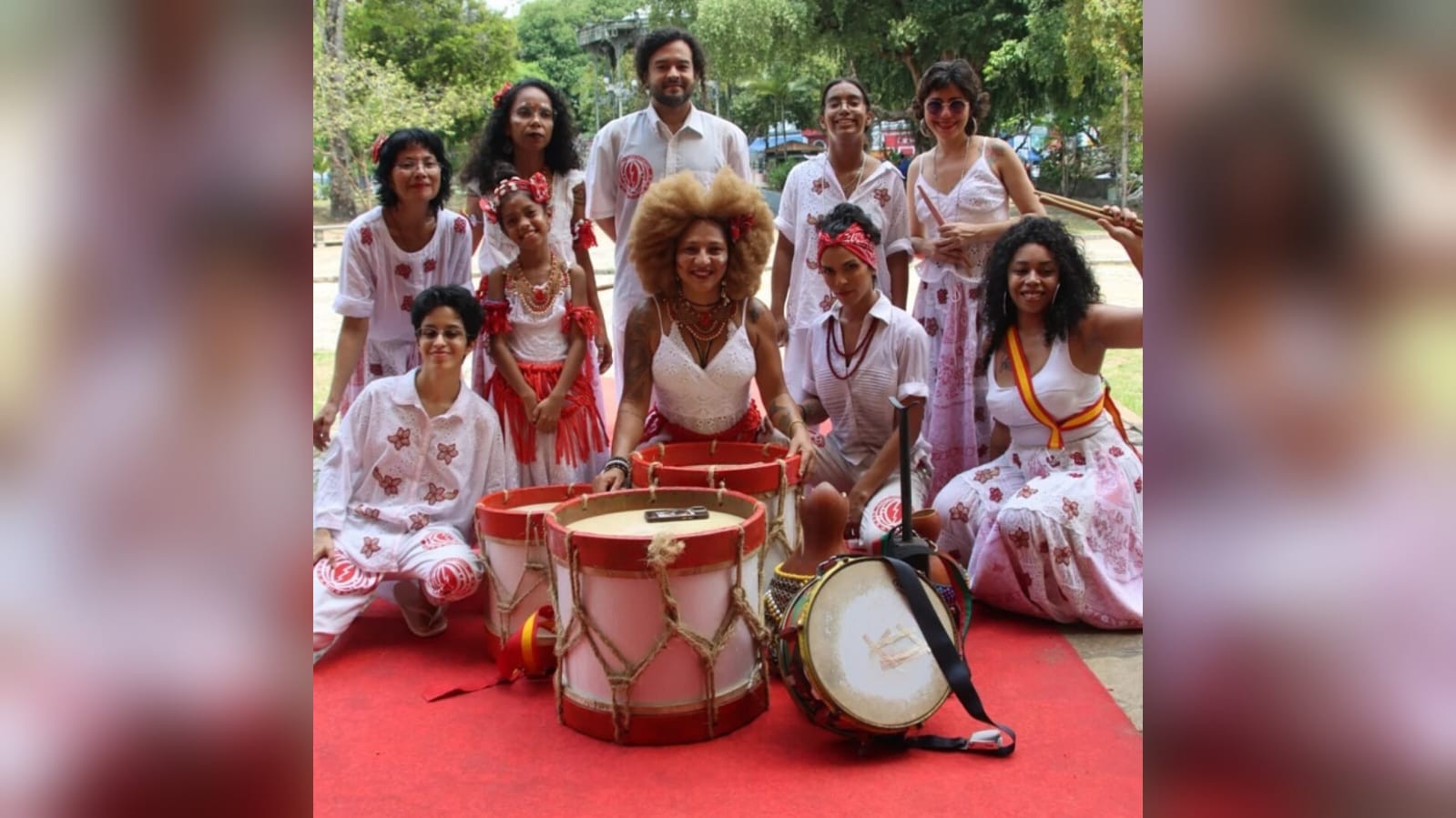 Maracatu Pedra Encantada se apresenta no Sairé 2026 em Alter do Chão
