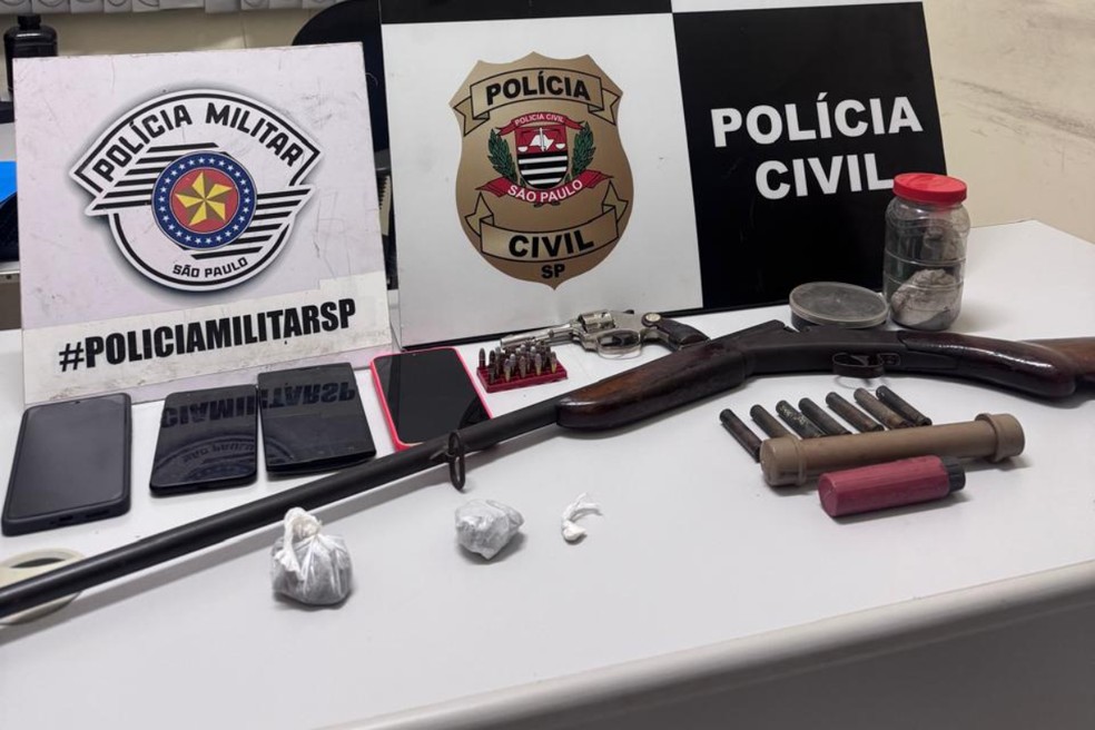 Celulares, arma de fogo, drogas e munições foram apreendidos — Foto: Polícia Civil/Divulgação
