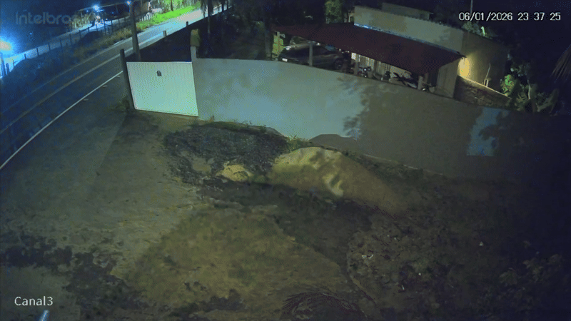 VÍDEO: motorista desliga carro para economizar gasolina em descida, perde controle e invade casa no ES